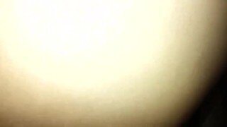 přitažlivou mladou ženu napustí přímo venku amatéři