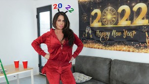 Sexy nymfomanka sdílí své špinavé tajemství s nevlastním synem a na Nový rok ho ošuká