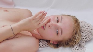 Nádherná mladá holka Kelly Collins masturbuje před kamerou