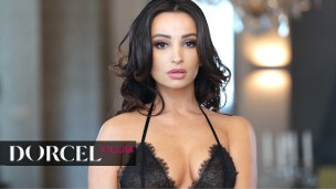 Intezivní sex s krásnou brunetkou s dokonalými křivkami