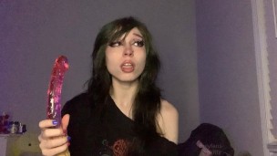 hloupý emo plive n zkoumá nové gumové červy dvojité dildo